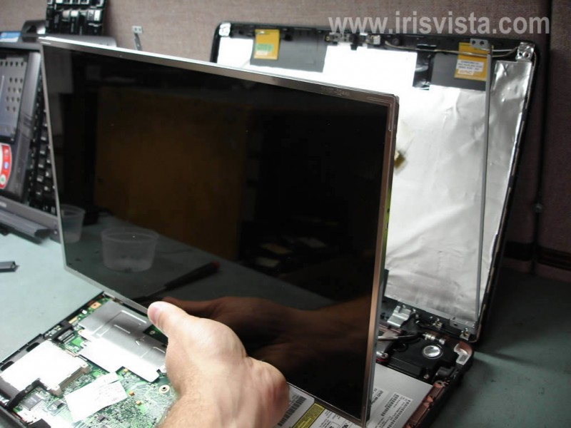 Как разобрать ноутбук Toshiba Satellite A300/A300D/A305/A305D для замены дисплея и инвертора